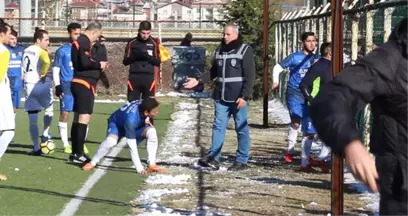 Amatör Maçta Gerginlik! Futbolcular, Taraftarlara Kar Topu Fırlattı