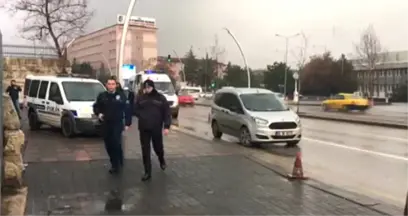 Bunalıma Giren İnşaat İşçisi, Meclis Önünde Üzerine Benzin Döküp Kendini Yaktı