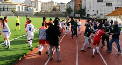 Kadın Futbolcular Kavga Etti, Maç Tatil Edildi