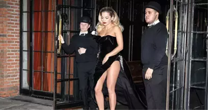 Ünlü Şarkıcı Rita Ora, Derin Yırtmaçlı Kıyafetiyle Yürürken Zor Anlar Yaşadı