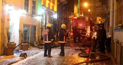 Beyoğlu'nda 7 Katlı Otelde Yangın: 3'ü Ağır, 6 Yaralı