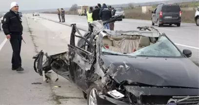 Kırklareli'de Otomobil TIR'a Çarptı: 3 Ölü, 3 Yaralı