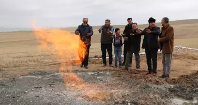 Niğde'de Su Aramak İçin Yapılan Kazıda Çıkan Doğal Gaz 24 Saattir Hala Yanıyor