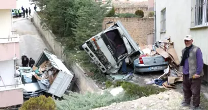 Kamyonet 20 Metre Yükseklikten Otomobilin Üzerine Düştü