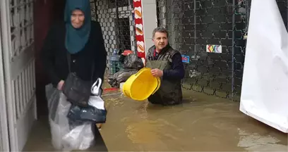 Evini Su Basan Yaşlı Kadın, Poşet Giyerek Sudan Çıktı