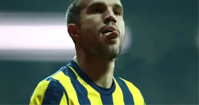 Tribüne Dilini Çıkaran Robin van Persie, Davalık Oldu