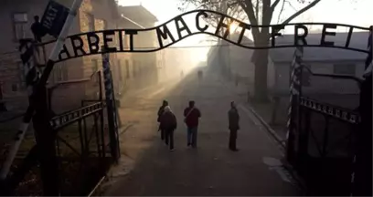 İsrailli Adam Auschwitz Toplama Kampındaki Anıta Tuvaletini Yaptı