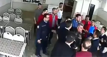 Okul Kantininde Çıkan Kavgayı Ayırmaya Gelen Polis, Müdürü Tartakladı! Yaşananlar Kamerada