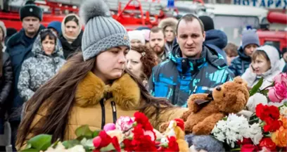 Rusya'da Halk, İhmal Sebebiyle 67 Kişiye Mezar Olan AVM Yangınını Protesto Etmek İçin Sokaklarda