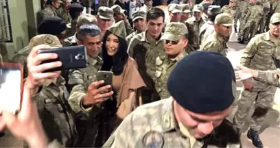 Mehmetçik'ten Hande Yener'e Yoğun İlgi! Bol Bol Fotoğraf Çektirdi