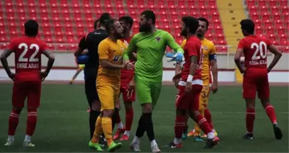 8-0 Biten Maçta Mersin İdmanyurdu Kalecisi, Sahayı Terk Etti