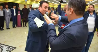 Mahmut Tuncer'in Şarkılarıyla Eğlendiler! Aşiret Düğününde Dolarlar Havada Uçuştu