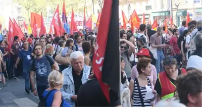 Fransa'da Hükümetin Politikalarını Protesto İçin On Binlerce Kişi Sokaklara Döküldü