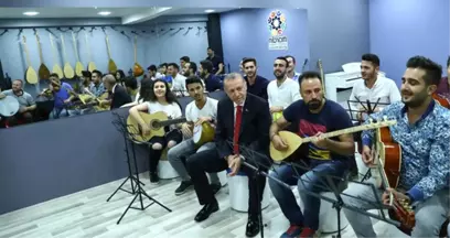 Erdoğan Mardin'de Miting Yorgunluğunu Gençlerle Türkü Okuyarak Attı