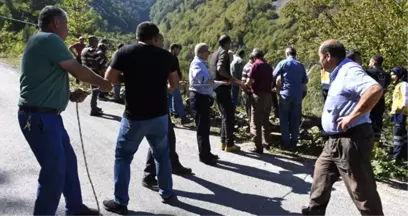 Gümüşhane'de Yayla Dönüşü Minibüs Uçuruma Yuvarlandı: 3 Ölü, 3 Yaralı