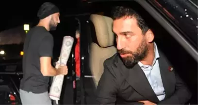 Arda Turan ile Buluşan Burak Yılmaz'ın Elindeki Halı Dikkat Çekti