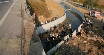 İzmir'de 23 Göçmenin Hayatını Kaybettiği Kazayla İlgili 11 Kişi Tutuklandı