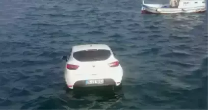 İstanbul Sarıyer'de Bir Genç, Fotoğraf Çektirip Otomobilini İterek Denize Attı