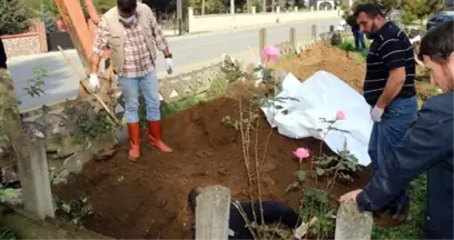 Mezarlıktaki Çalışma Nedeniyle, Ölülerini Poşette Gören Vatandaşlar Şaşkına Döndü!