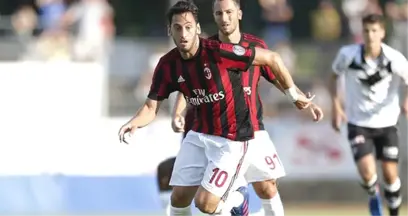 İtalyan Basını, Milli Oyuncu Hakan Çalhanoğlu'nun Milan'dan Ayrılabileceğini Yazdı