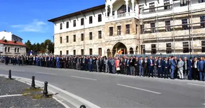 Sivaslılar, Yeni Valilerini Karşılamak İçin Uzun Kuyruk Oluşturdu