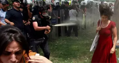 Gezi Parkı'nda 'Kırmızılı Kadının' Yüzüne Biber Gazı Sıktıran Ramazan Emekli Hakkında Yakalama Kararı Çıkarıldı