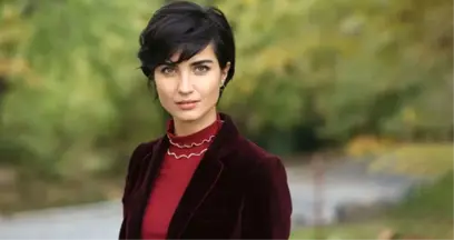 Emmy Ödülleri'nde Tuba Büyüküstün Rüzgarı! Kıyafetiyle Geceye Damga Vurdu