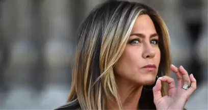 Jennifer Aniston, Dergi İçin İç Çamaşırsız Poz Verdi