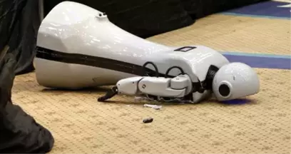 Türkiye'nin İlk İnsansı Robotu Mini Ada, Sahneden Düşerek Parçalandı