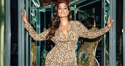 Ünlü Model Ashley Graham, Ayna Karşında Çırılçıplak Poz Verdi