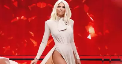 Jelena Karleusa, Altın Sarısı Tavşan Kıyafetiyle Büyüledi