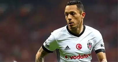 Beşiktaşlı Adriano Açıkladı: Yönetimle Görüşüyoruz