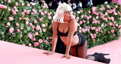 Dünyaca Ünlü Şarkıcı Lady Gaga, MET Gala'da Giydiği Kıyafetlerle Olay OIdu