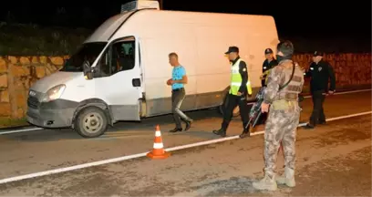 Maskeli Hırsızlar, Ünlü İş Adamı ve Eşini Rehin Alıp Evini Soydu