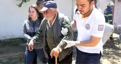 Evi Yanan Yaşlı Adam, İtfaiye Ekiplerinin Çalışmalarını Gözyaşları İçerisinde İzledi