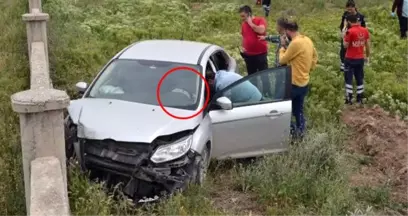 17 Yaşındaki Genç, Duvara Çarpan Otomobilde Boğazına İp Bağlı Halde Ölü Bulundu