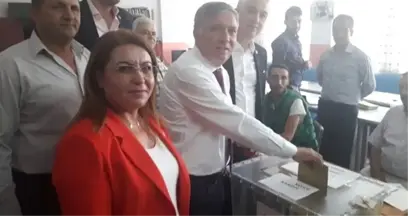 Honaz'da seçimi kazanan CHP'li Yüksel Kepenek, gözyaşlarını tutamadı