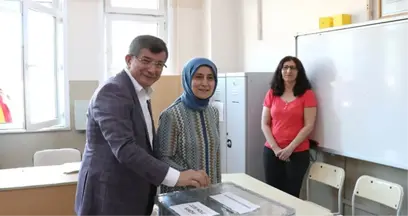 Oyunu kullanan eski Başbakan Ahmet Davutoğlu'ndan basın mensuplarına jest