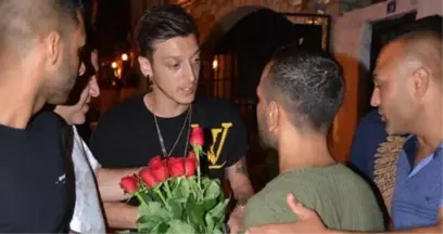 Mesut Özil'den seyyar çiçek satıcılarına tepki