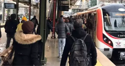 Başörtülü kadına metroda çirkin saldırı! Olay cep telefonu kamerasına yansıdı