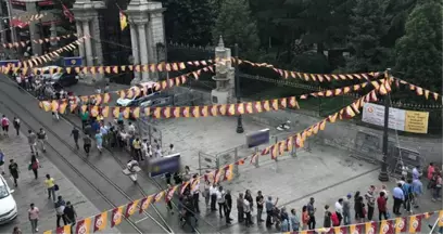 Galatasaray İlkokulu'na kura ile alınacak 50 öğrenci için binlerce insan başvuru yaptı