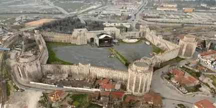 Bakımsız Kalan İstanbul'un Surları Can Çekişiyor