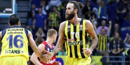 Twitter'da Taraftarla Tartışan Fenerbahçeli Datome, Önce Azarladı, Sonra Özür Diledi