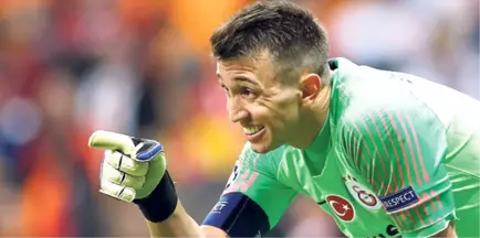 Galatasaraylı Oyuncular, Soyunma Odasında Muslera'ya Teşekkür Etti