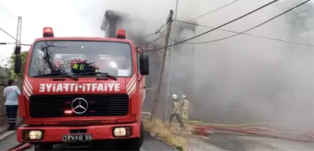 Fatih'te tadilatta olan iki katlı evde yangın çıktı