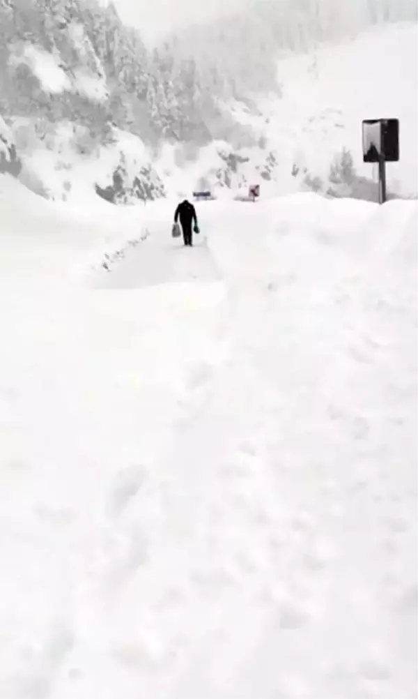 Trabzon-Bayburt karayoluna çığ düştü