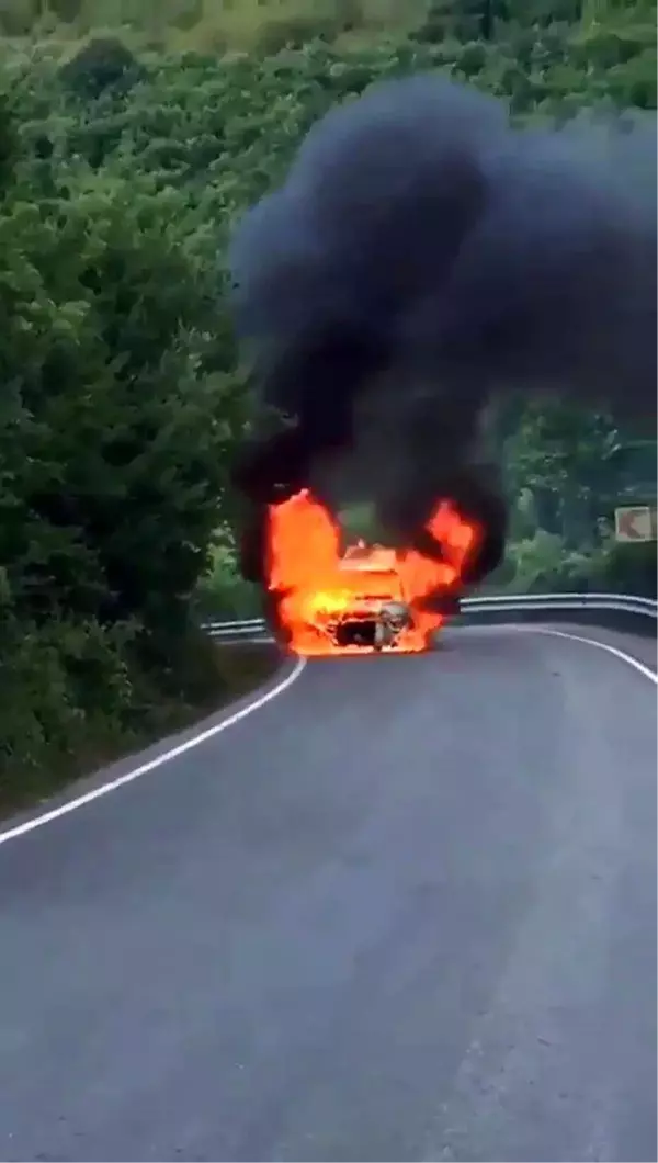 Şile'de yol ortasında yanan araç alev topuna döndü