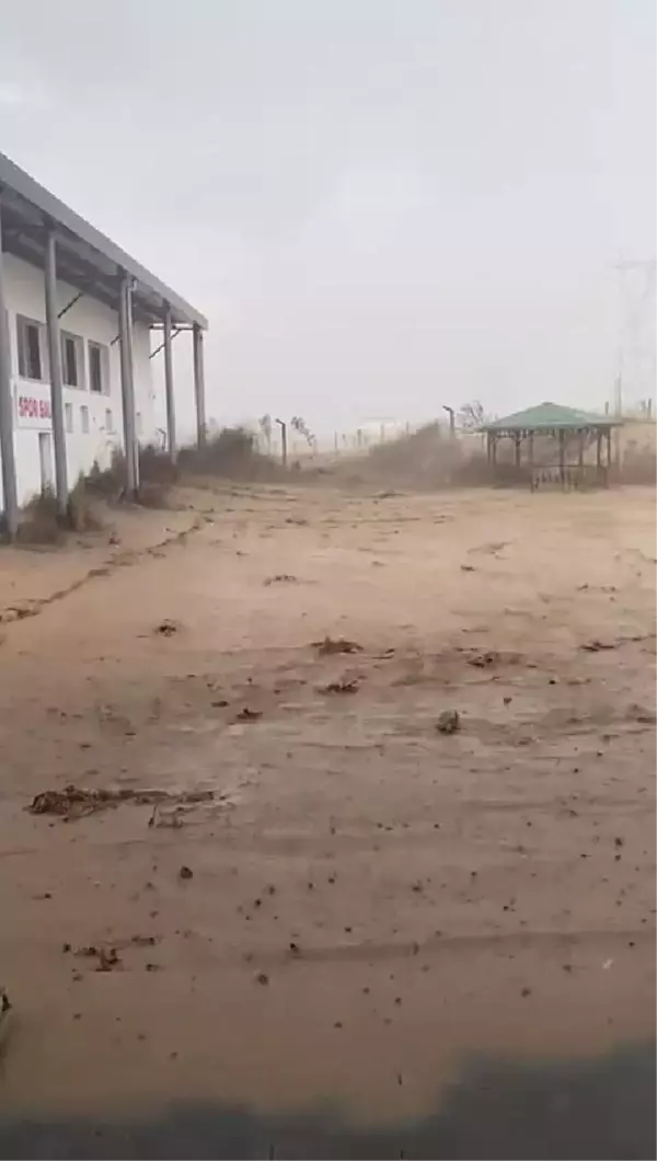 VAN'DA SEL ÖNCESİ YAĞMUR BULUTU CEP TELEFONU KAMERASINDA