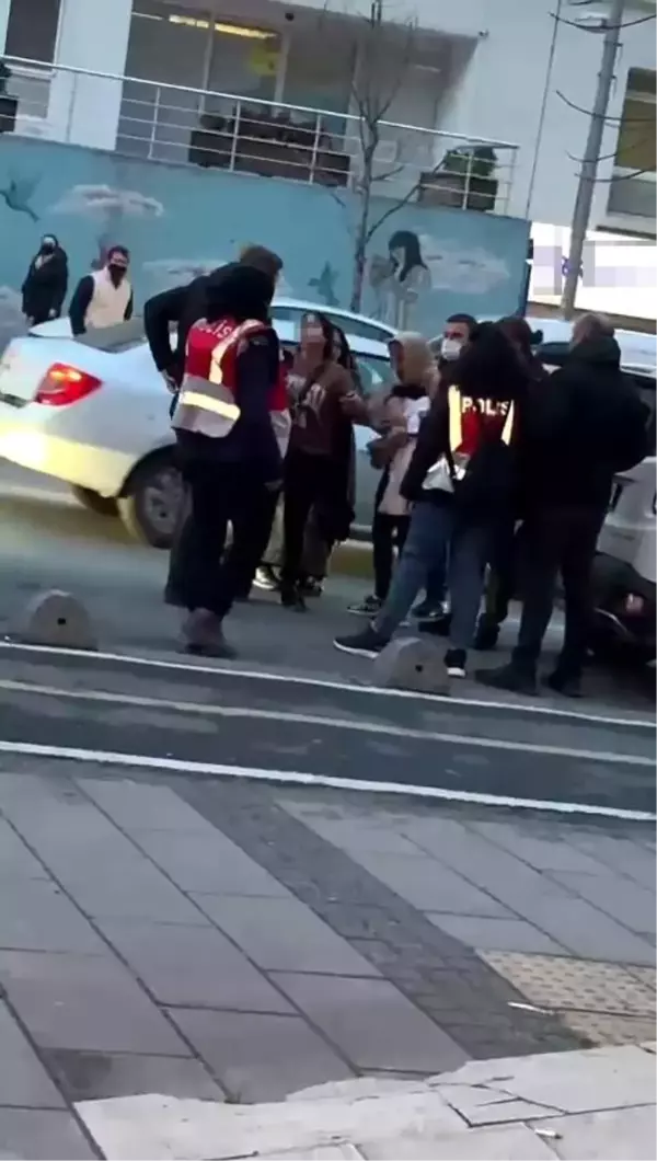 Hırsızlık yaptılar yakalanınca soyunup cam parçası ile polise saldırdılar