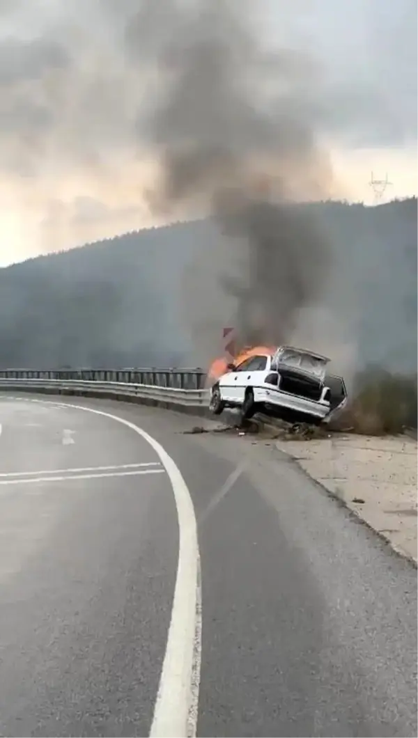 Bursa'da Yağışlı Havada Kontrolden Çıkan Otomobil Alev Alev Yandı